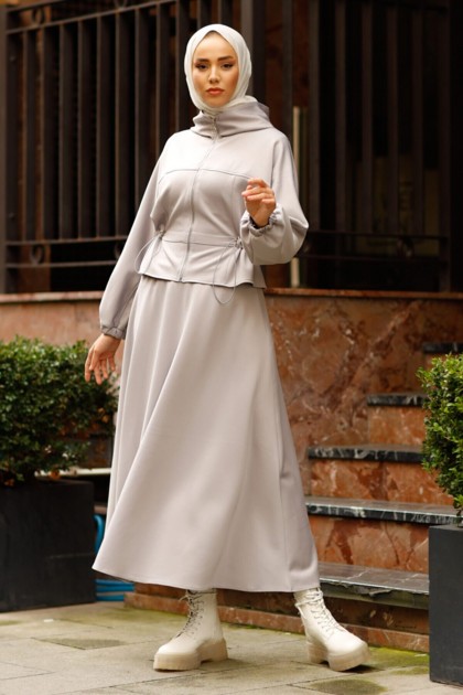بدلة كاجيوال هودي مع تنورة واسعة باللون الرمادي